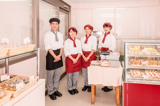 織田製菓専門学校_製造販売実習でお客様を迎える学生たち
