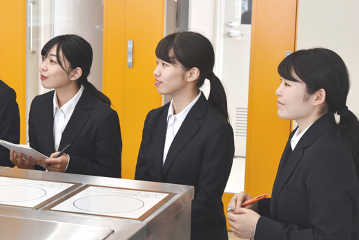 織田製菓専門学校_会社説明会に参加している学生たち