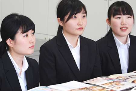説明会に参加する織田製菓専門学校の学生たち