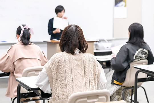 織田製菓専門学校_講義形式の授業を受ける学生