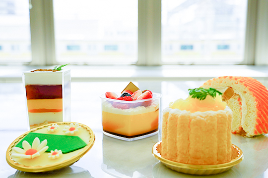製造販売実習で織田製菓専門学校の学生たちが販売したケーキとショコラ