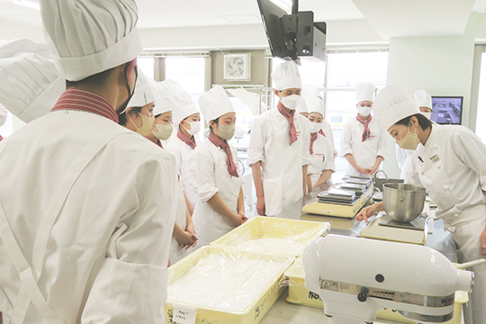 はかりを操作する織田製菓専門学校製菓学科製菓コースの学生