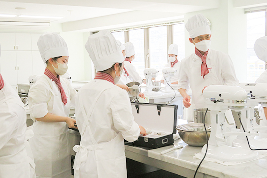 道具箱を確認する織田製菓専門学校製菓学科製菓コースの学生