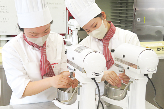 ミキサーを操作する織田製菓専門学校製菓学科製菓コースの学生