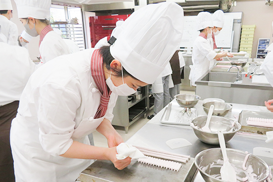 メレンゲを絞る織田製菓専門学校製菓学科製菓コースの学生