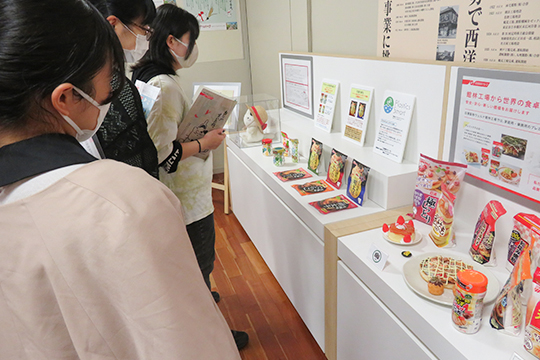 日清製粉工場で作られた商品を知る織田製菓専門学校製菓学科製菓コースの学生