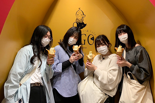 モンブランソフトクリームを食べる織田製菓専門学校製菓学科製菓コースの学生