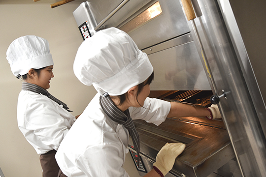 パン細工に取り組む織田製菓専門学校製菓学科製菓コースの学生