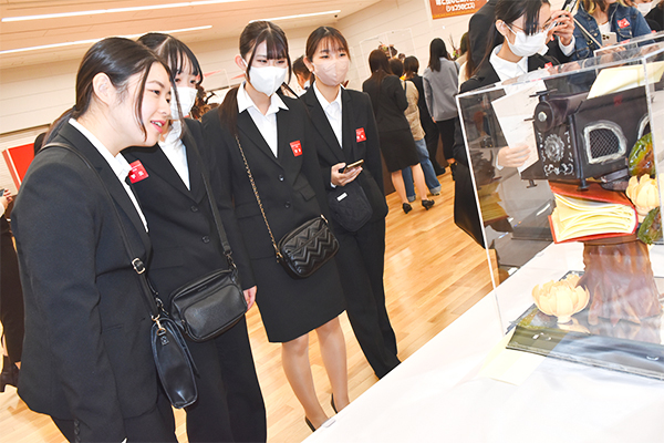 ジャパンケーキショーに訪れた織田製菓専門学校製菓学科製菓コースの学生たち