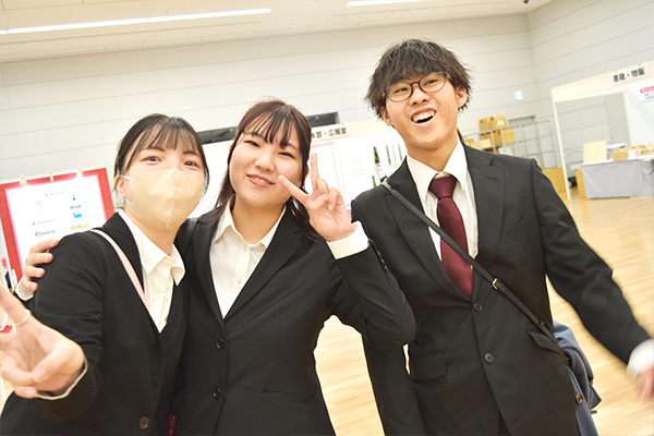 笑顔の織田製菓専門学校製菓学科製菓コースの学生たち