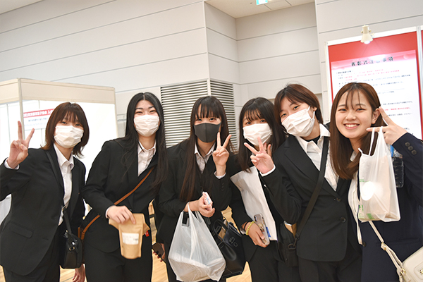 集合写真を撮る織田製菓専門学校製菓学科製菓コースの学生たち