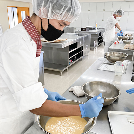 バターを溶かしている織田製菓専門学校製菓学科製菓コースの学生たち