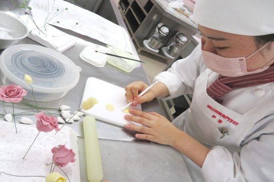 シュガークラフトの飾りを作る織田製菓専門学校製菓学科製菓コースの学生たち