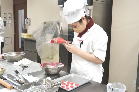ファンキャップを被る織田製菓専門学校製菓学科製菓コースの学生たち