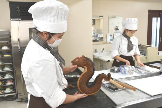 アトラクションに乗る織田製菓専門学校製菓学科製菓コースの学生たち