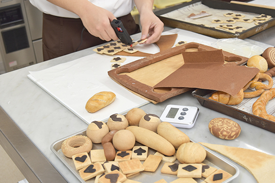 クッキーを作る織田製菓専門学校製菓学科製菓コースの学生たち