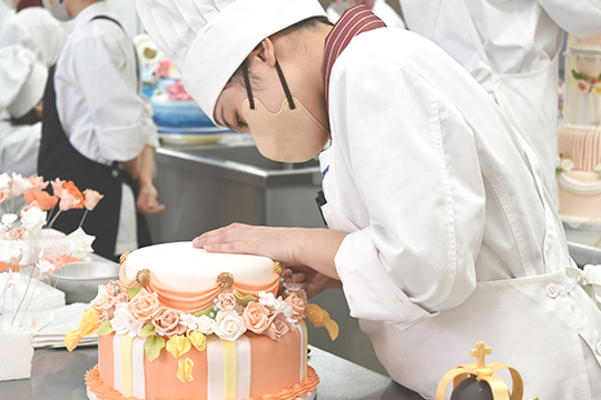 オレンジのケーキを作る織田製菓専門学校製菓学科製菓コースの学生たち