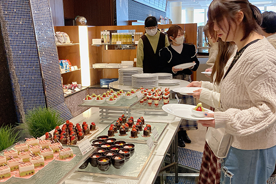 ケーキをサーブする織田製菓専門学校製菓学科製菓コースの学生たち