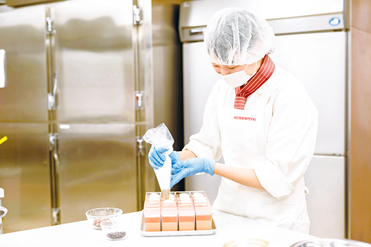 織田製菓専門学校_販売するお菓子を製造している学生